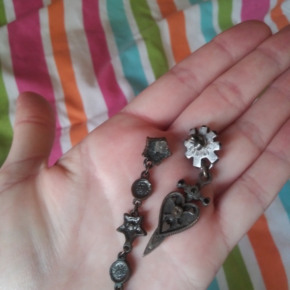 Stylish Gothic/floral lodd pair of earrings! - Picture 3 of 3